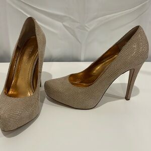BCBG 👠 tan neutral nude colored size 8 / 38  sexy 5”  heel